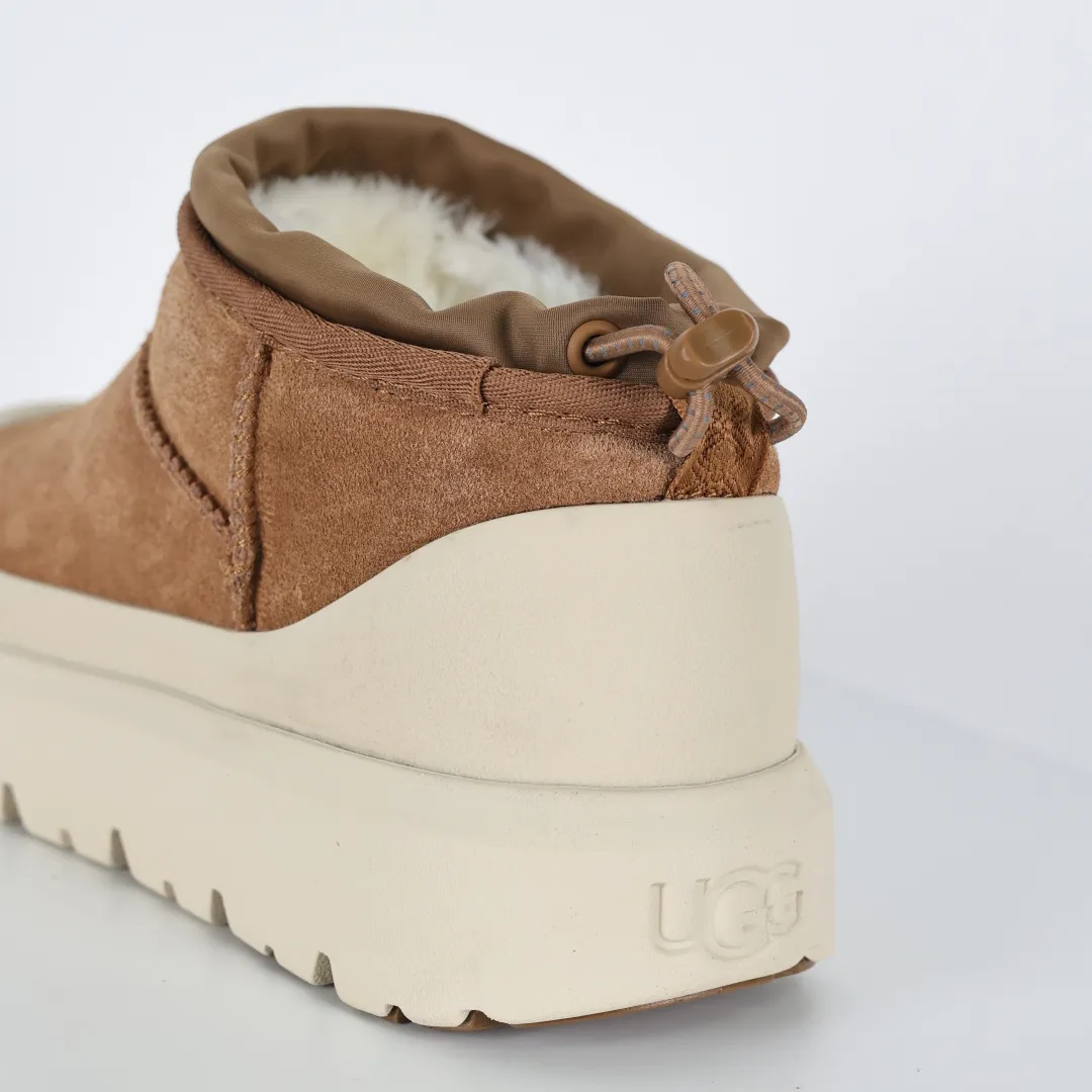 Copy price 💰700 Core recommendation Good price It is a very suitable choice for home furnishings. In recent years, uug has launched a series of styles, which are partial to the preferences of young consumers and have also moved to the forefront of fashion trends. Shoe material: water-repellent coated suede upper, 17mm UGGPURE™ implantable wool insole, lightweight non-slip and comfortable rubber outsole, with brand LOGO and trademark. Comes with a full set of packaging. Size: 35 36 37 38 39 40 41 42 43 44 45